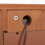Élégante armoire vitrée avec - portes en verre trempé et chêne spacieux à 2 portes, dossier en miroir, tablettes réglables, éclairage, finition pour l'affichage des timbres-123428033