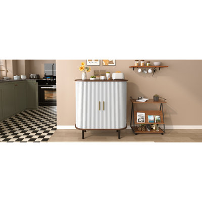 Armoire à vin cannelée 28 po avec support à vin à 8 grilles, 5 tablettes réglables à 5 niveaux, 2 porte-verres, portes tambour coulissantes, 4 espaces de rangement cachés sur le côté, station de café moderne, blanc