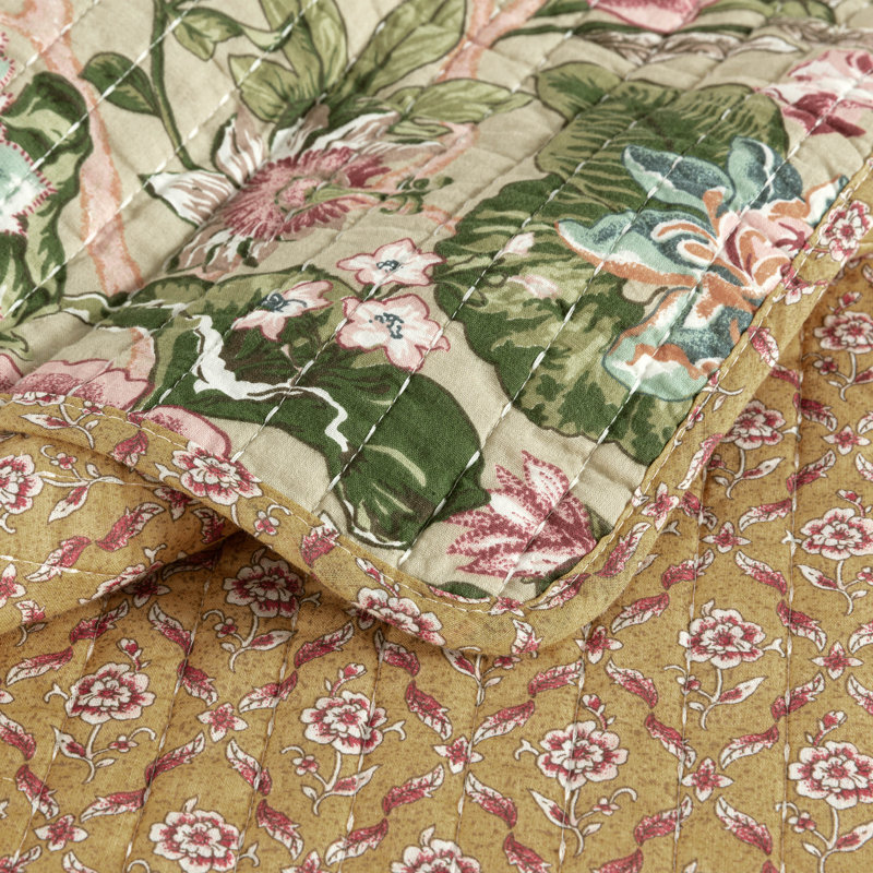 Beige/Red Cotton Reversible Quilt Set, Queen Quilt + 2 Standard Shams