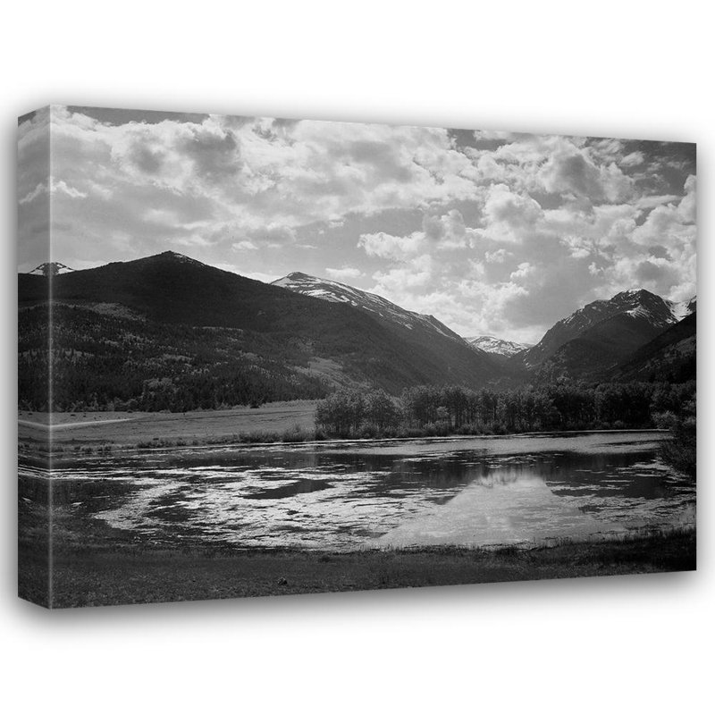 Adams, lac Ansel et arbres, montagnes et nuages en arrière-plan, dans le parc national des montagnes Rocheuses