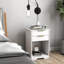 Table de chevet blanche avec 2 tiroirs et rangement ouvert, poignées dorées, design contemporain pour chambre à coucher avec tablette, look moderne
