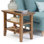 Table de bout transitionnelle en bois massif avec 2 tablettes ouvertes Acadian
