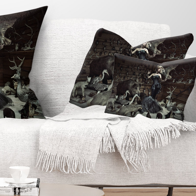Coussin lombaire animal femme entre animaux sauvages