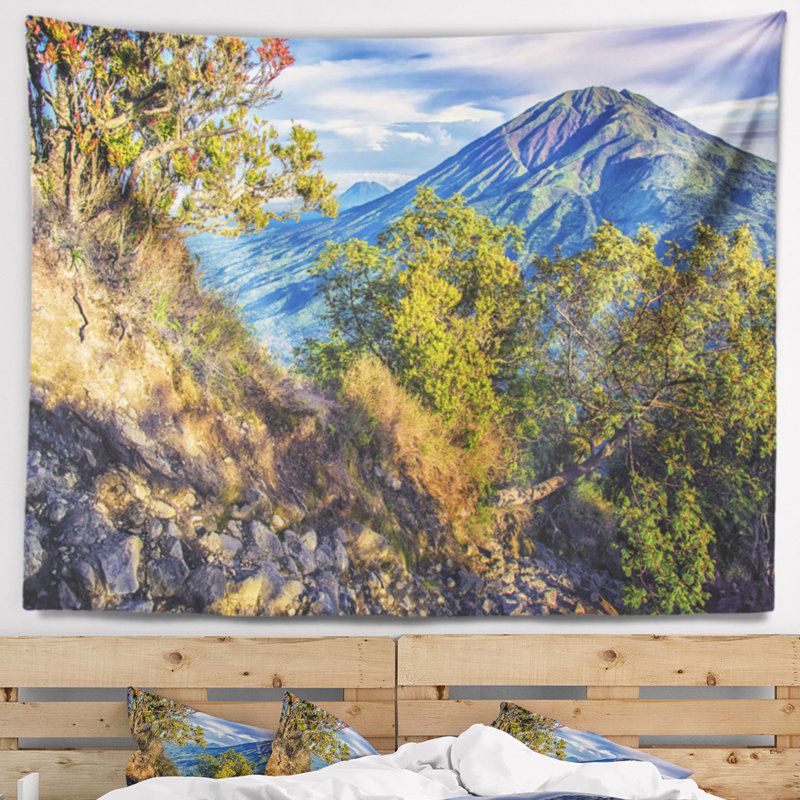 Paysage, volcan Merbabu en tapisserie Java, H 78 po x l 92 po