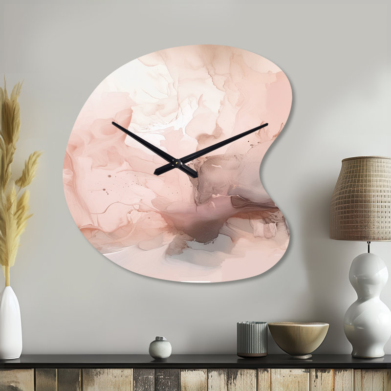 Horloge murale en marbre rose délicat et abstrait I - forme unique en métal, impression d'horloge murale asymétrique moderne
