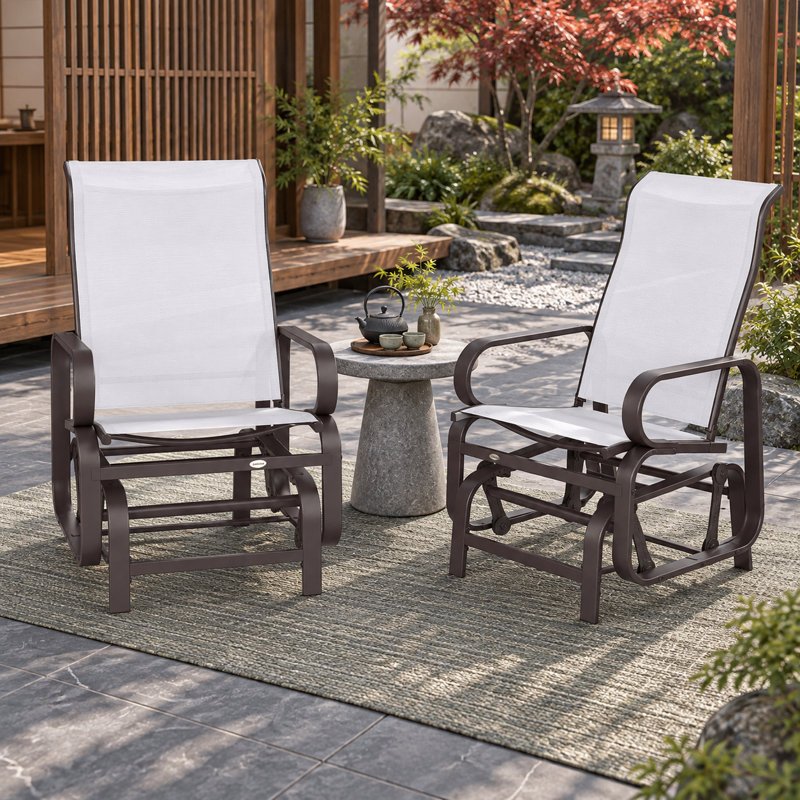 Ensemble de 2 fauteuils à bascule d'extérieur de style transitionnel, avec accoudoirs incurvés et dossier haut, pour jardin et terrasse.