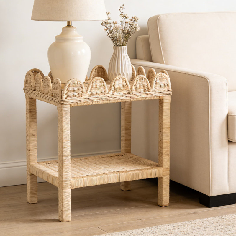 Table d'appoint bohémienne avec conception en rotin festonné, fabrication en rotin naturel et en bois d'acajou avec tablette ouverte