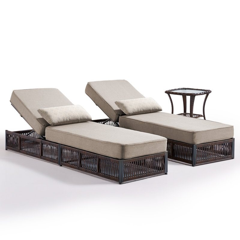 Chaise longue d'extérieur réglable en osier avec table d'appoint Clybourn, Beige