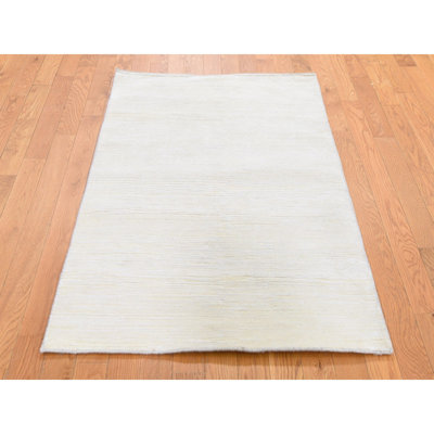 Tapis ivoire 3 pi 1 po x 5 pi 1 po en soie texturée ton sur ton Gabbeh 92936BDD677D4DDA99594A63A44B8074