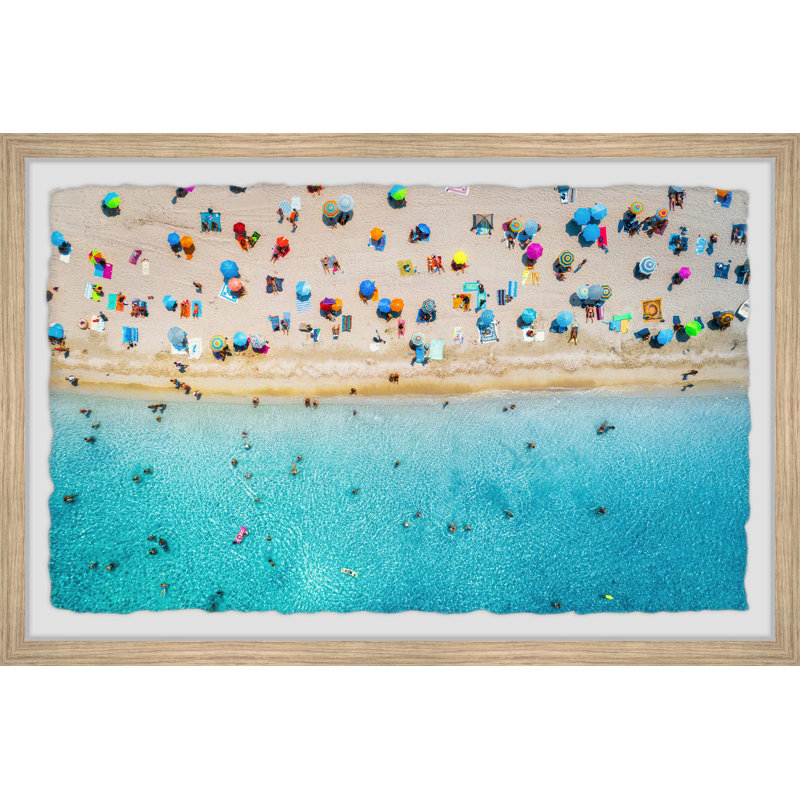 «Hectic Beach» - Impression sur papier encadrée, H 30 po x l 45 po x P 1,5 po