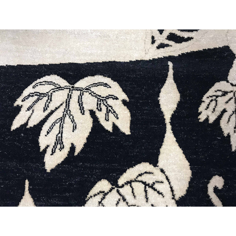 Tapis noir et ivoire de haute qualité noué à la main