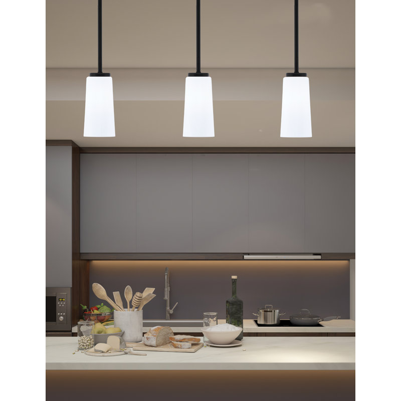 Suspension Arrigo Stem Hung Mini présentée en finition noir mat avec verre opale blanc de 12,7 cm de largeur x 24,8 cm de hauteur