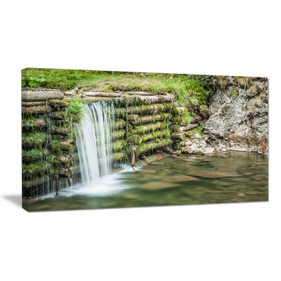 Fabuleuse chute d'eau artificielle - reproduction de photo sur toile tendue
