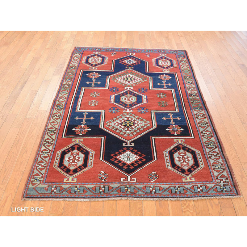 Tapis oriental 4 pi 9 po x 7 pi 1 po écarlate, kazak arménien de race blanche antique, pure laine, noué à la main, bon état, propre, tapis oriental
