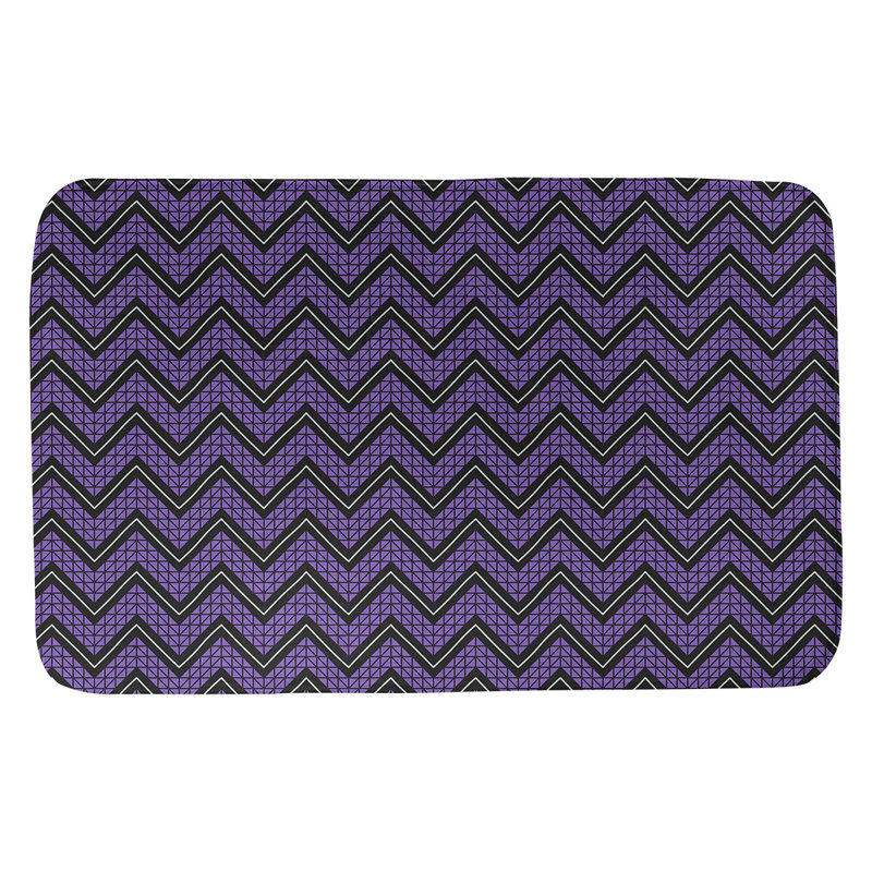 Tapis pour salle de bain à motif à chevrons à la main Stephenie, l 17 po x L 24 po, Mauve / Noir