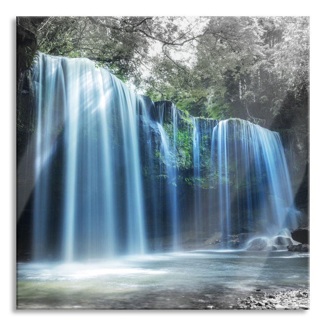 Glasbild Tropischer Wasserfall im Wald