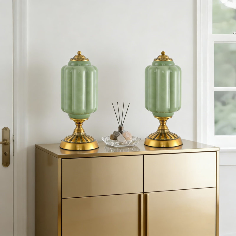 Lampe de table en verre vert rétro avec base en or antique, design Mid-Century Art déco, comprend une ampoule DEL E12 avec température de couleur double, lampe de bureau ou de chevet non à intensité variable pour le salon ou la chambre à coucher
