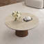 Table basse ronde de 35,4 po à dessus en pierre de travertin, table basse à dessus en pierre frittée avec piédestal à finition noyer, table centrale circulaire moderne pour le salon