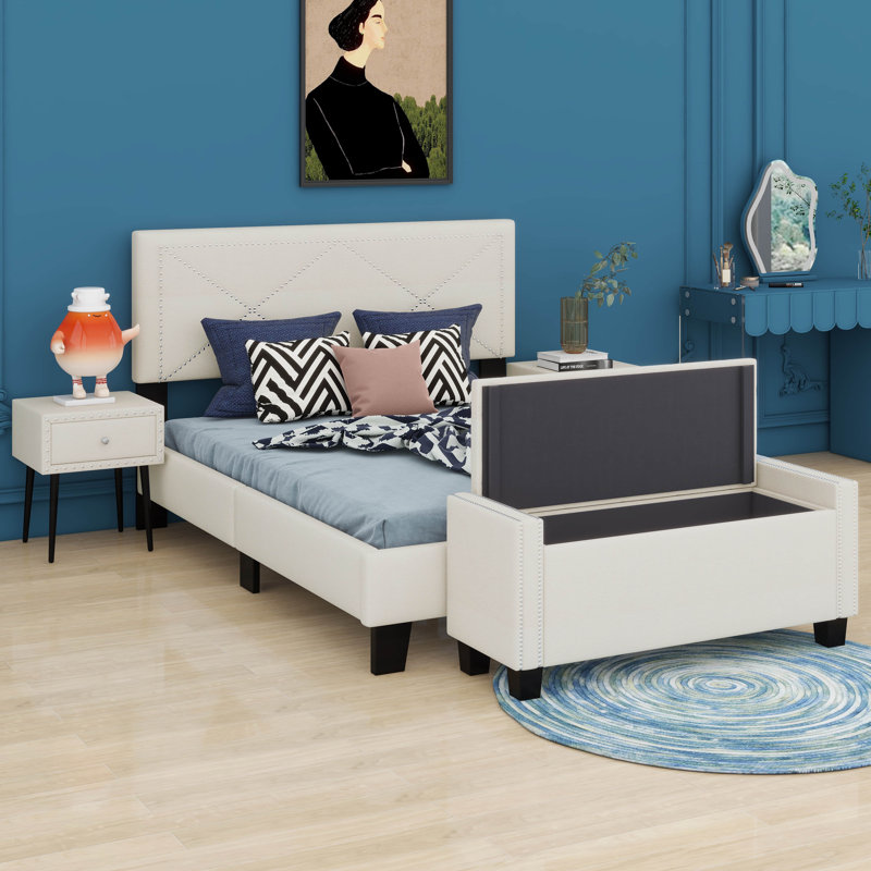 Structure de lit rembourrée avec rivets, tables de chevet et repose-pieds capitonné avec rangement, Beige