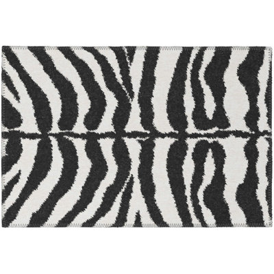 Tapis noir tissé à la machine Reme
