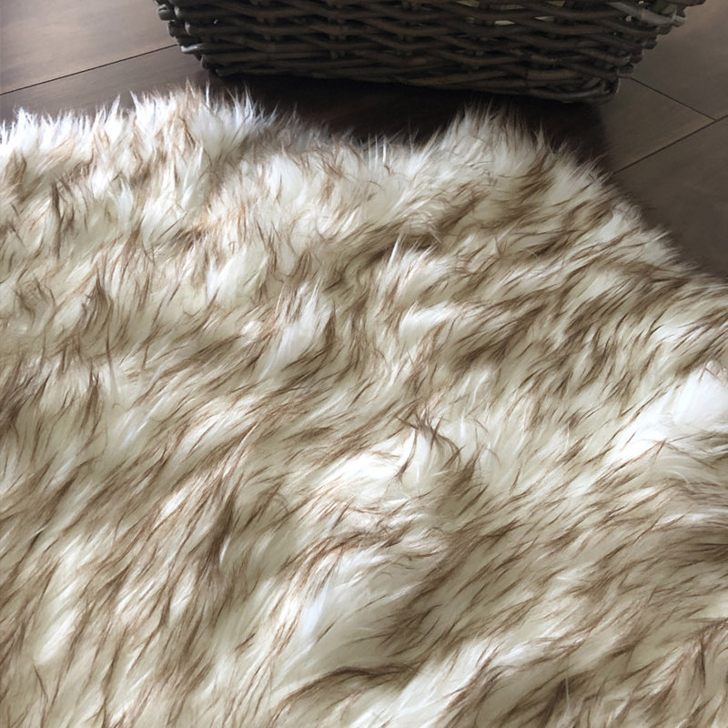 Tapis blanc / brun en acrylique tissé à la machine Novelty, Nouveauté 3 pi 11 po x 5 pi 11 po