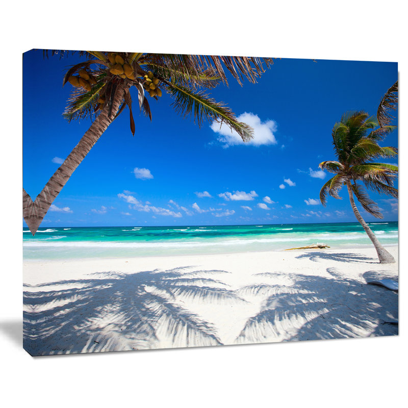 «Coconut Palms at Beach Landscape» par Designart - reproduction de photo sur toile, H 30 po x l 40 po x P 1 po