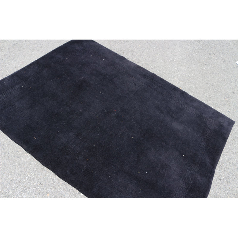 Tapis turc noir tissé à la main idéal pour la chambre à coucher ou le salon avec un décor bohème rétro