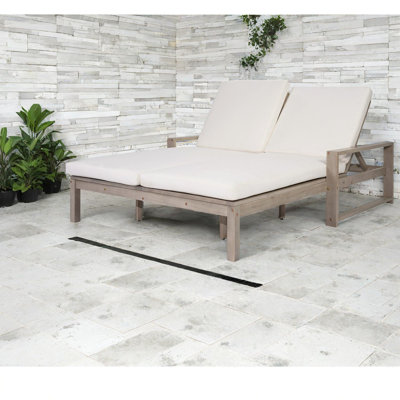 Chaises longues de patio en bois durable, confort réglable pour la détente au bord de la piscine
