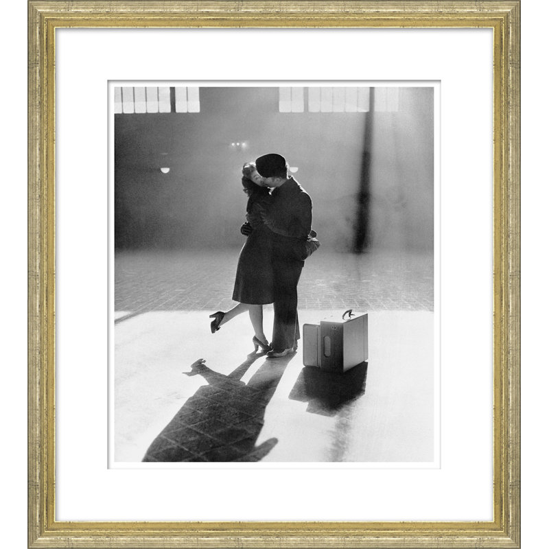 «Couple Kissing in Train Station», photographie encadrée