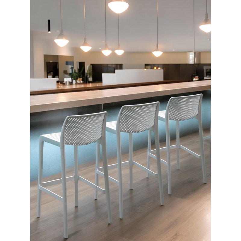 Tabouret de bar d'extérieur de qualité commerciale 29 po - ensemble de 4, conception perforée et filet, polypropylène toutes saisons, empilable, sans assemblage