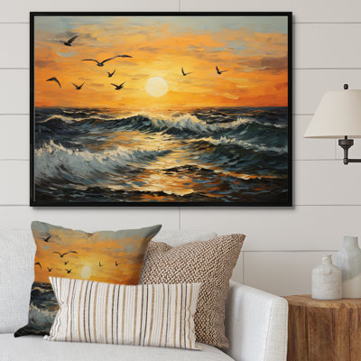 Mouettes au coucher du soleil sur la plage