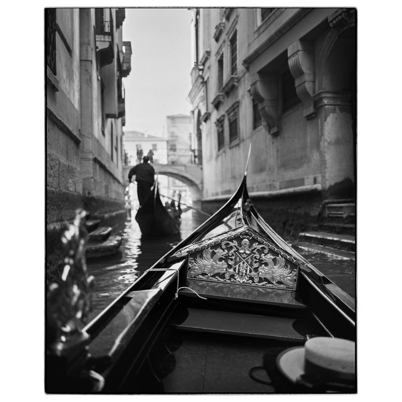 Gondola Crossing - Photographie encadrée sur papier, H 35,5 po x l 29,5 po, Cadre noir