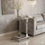 Table d'appoint en chrome et en verre, table de bout en acrylique avec plateau en verre. Doté d'une conception en forme de C avec une base en métal, il convient au salon, à la chambre à coucher, au balcon, à la maison et au bureau.