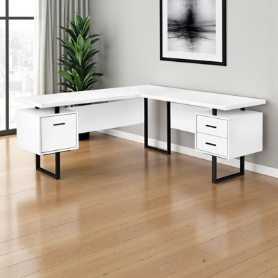 Bureau d'ordinateur moderne Carie