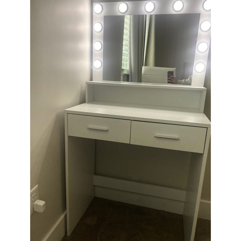 Bureau de meuble-lavabo avec lumières, beaucoup d'espace. Luminosité réglable. Pour grand miroir de chambre à coucher et rangement spacieux. Meubles