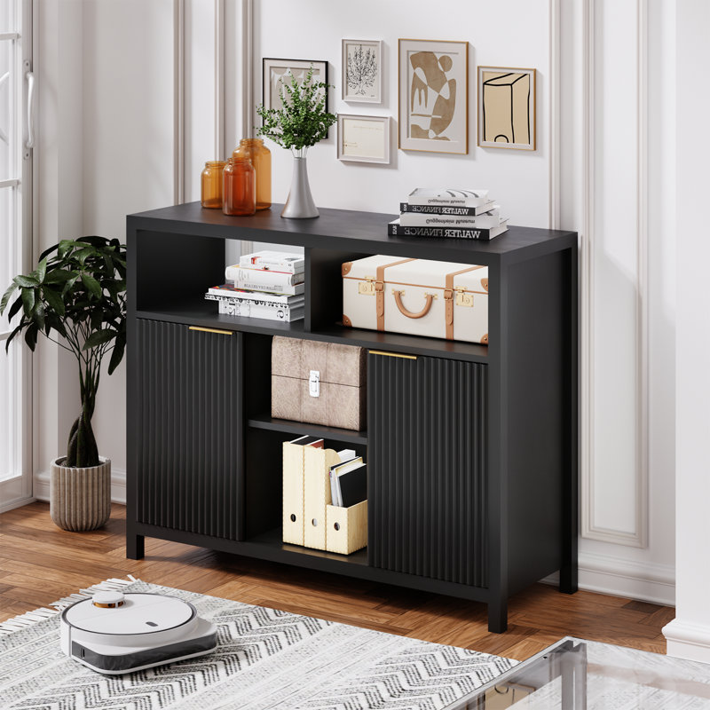 Buffet Ebern Designs, crédence en bois épais avec portes cannelées, console avec pattes et poignée dorée, tablette ouverte, armoire décorative pour salon