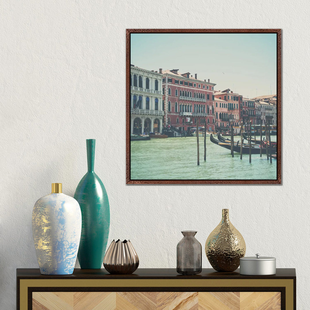 Looking Along The Grand Canal von Laura Evans - Galerie-verpackte Leinwand Giclée auf Leinwand