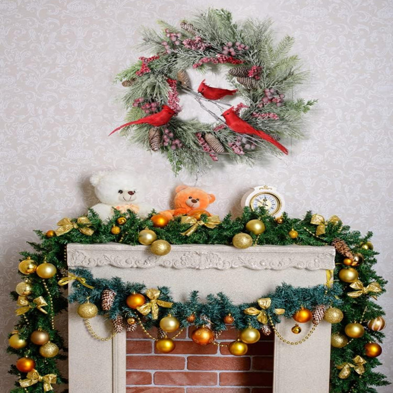 Couronne de Noël artificielle avec cardinaux, couronne d'aiguille de pin de 17,7 pouces avec pomme de pin, baies, paillettes enneigées et oiseaux rouges pour la décoration de Noël de la porte d'entrée et du mur