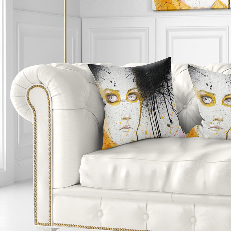 Belle fille aux yeux jaunes - coussin imprimé Portrait, 16 po x 1 po, Carré