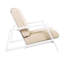 Chaise d'extérieur rembourrée beige avec structure en bois blanc - polyvalente et pour tous les décors