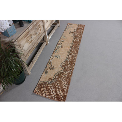 Tapis de couloir turc rétro dans des tons bruns terreux et beiges avec motif floral et géométrique pour un décor chaleureux