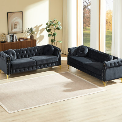 Spring - Ensemble de 6 sièges en velours noir avec anneau clouté en cuivre et accoudoirs pour suspendre comme des objets artisanaux deux coussins ronds, des pieds en métal, des boutons décoratifs, des photos de souvenirs,