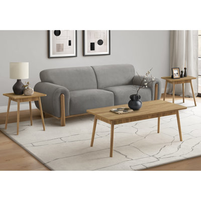 Ensemble de 3 pièces en noyer de style milieu du siècle, idéal comme pièce maîtresse dans un salon. Il comprend une table basse rectangulaire et deux tables d'appoint assorties. Fabriqué en noyer de qualité, cet ensemble de 3 pièces présente des pieds massifs assortis et des bords arrondis.
