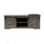 Le banc de litière à porte de grange coulissante de 47 pouces de style campagne moderne avec porte d'entrée de grange avec découpe d'entrée et fonctionnalité de banc à chaussures combine style et solutions de rangement pratiques.