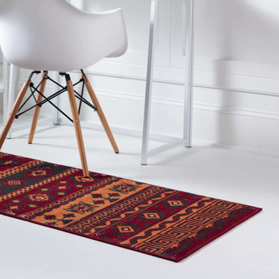 Tapis rouge à motif géométrique 