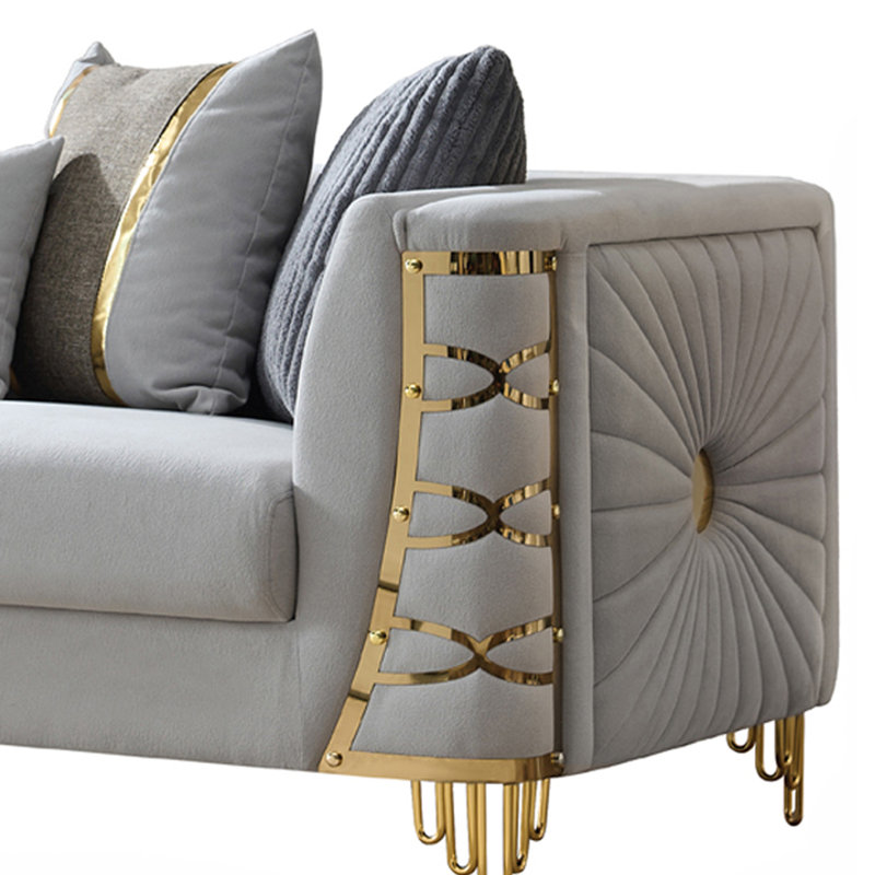 Ensemble de meubles de salon Aurelia Modern Glam avec garniture en acier inoxydable doré, sièges à ressorts ensachés et coussins décoratifs assortis