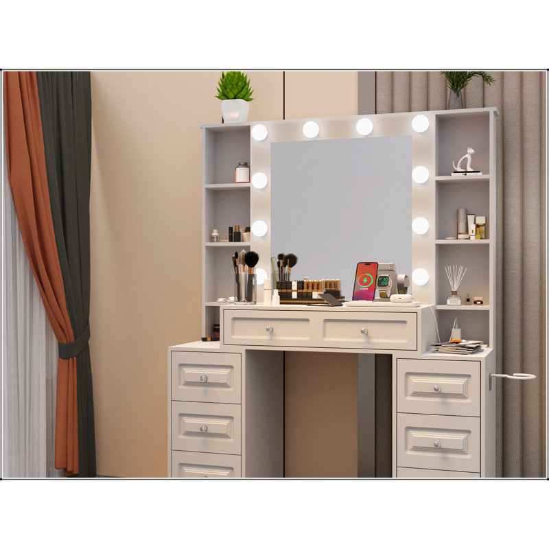 Bureau de coiffeuse moderne avec miroir lumineux et station de charge, parfait pour les amateurs de beauté et les espaces organisés