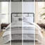 6 édredon en coton double. Blanc / gris Rayures horizontales texturées. . Édredon sur-rembourré. Comprend une jupe de lit et des coussins décoratifs. 6 pièces lavables sur fond blanc avec surdimensionné gris pour le mieux