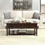 Table basse transitionnelle en noyer avec rangement et rangement pour couvertures