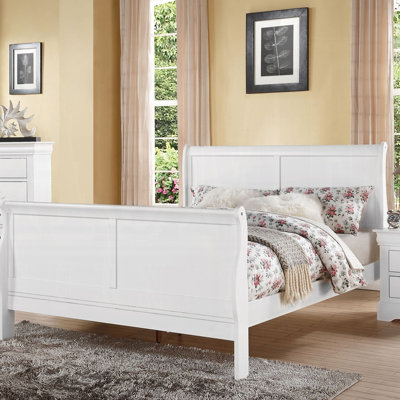 Grand lit traditionnel blanc avec construction robuste et tête de lit courbée élégante pour une chambre à coucher sophistiquée